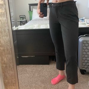 Ann Taylor dark gray tapered ankle pants - stretchy! Size 00